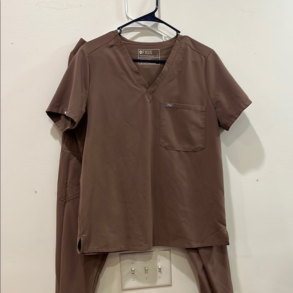 Figs Women’s Smokey Taupe M/Tall joggers and M Catarina scrub top